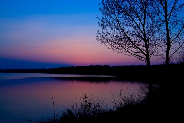 Ruhiger rosa Sonnenaufgang und schlafender Fluss