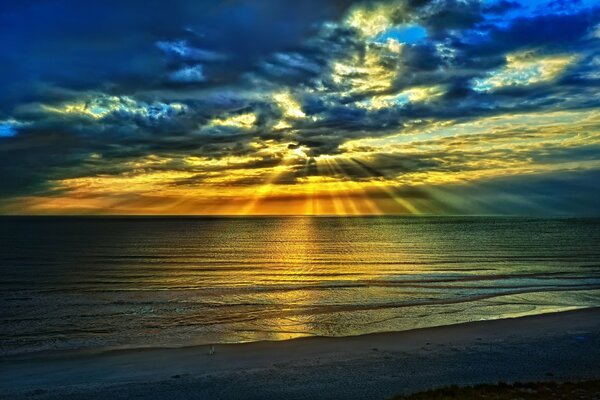 Amanecer en la playa en verano