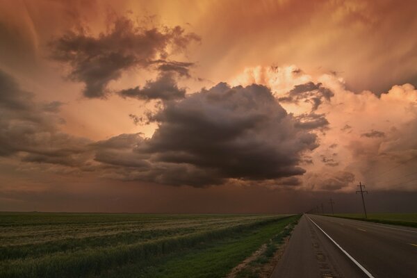 Gewitterwolken über dem Horizont