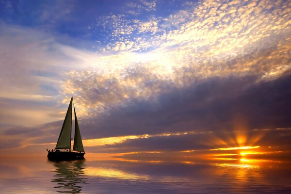 Un solitario velero navegando al atardecer