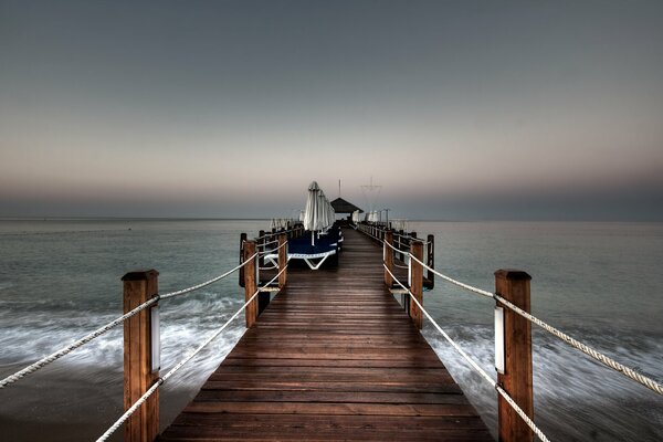 Paysage marin. Jetée sur la mer