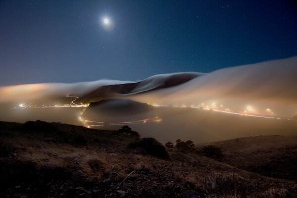 La brume et les lumières se précipitent dans le ciel de la brume