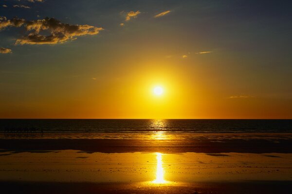 Bellissimo tramonto sull oceano serale