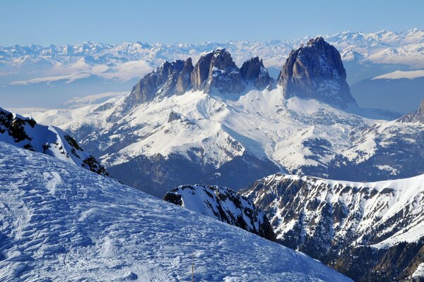 Panorama der schneebedeckten Berge im Winter