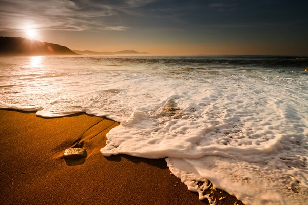 Playa de arena y hermosas olas