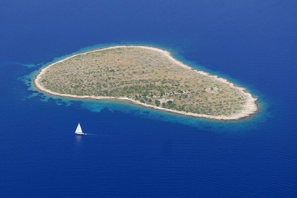 Île au milieu de l océan. Yacht au large de l île