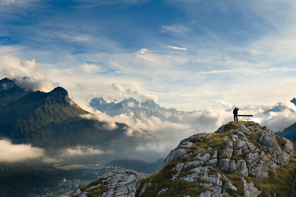 Image panoramique d un homme sur fond de nuages et de montagnes