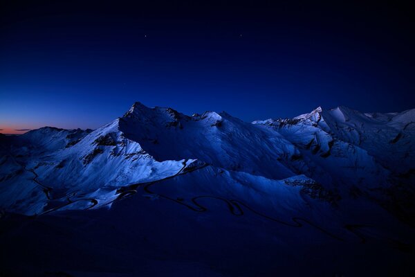 Paisaje nocturno de montaña con estrellas