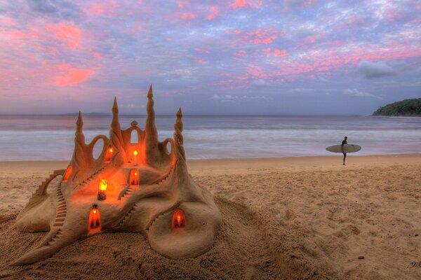 Castello di sabbia in riva al mare