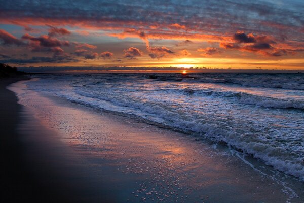 Sabbia sulla spiaggia sullo sfondo del tramonto