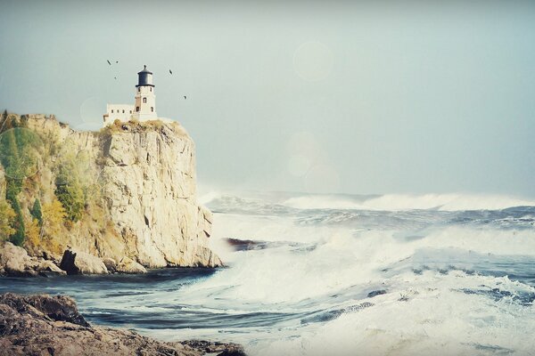 Spruzzi di onde dal mare alla riva e rocce