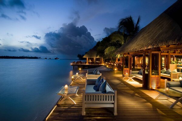 Vista al mar por la noche desde el café costero