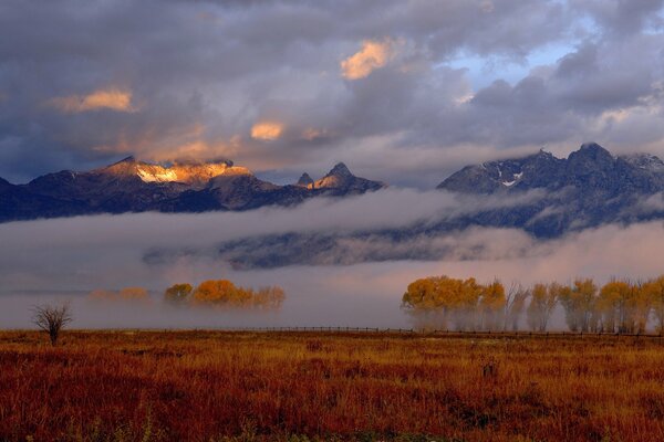 Naturaleza otoñal. Montañas en la niebla