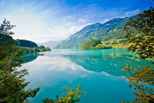 Azurblauer See mit Hütten am Ufer