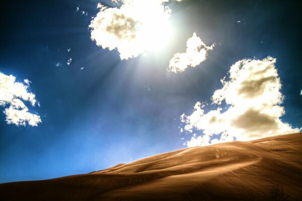 Raggi di sole nel deserto luminoso