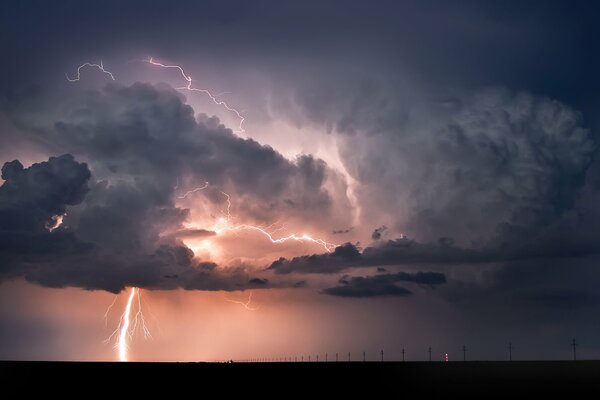 Foudre et gros nuage d orage