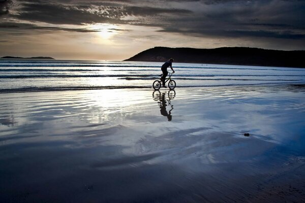 Cycliste sur l eau au bord de la mer