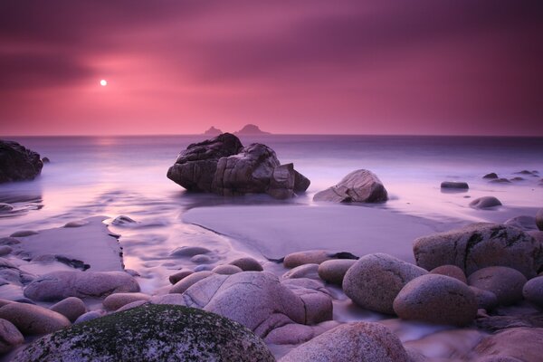 Grandes rocas marinas al atardecer