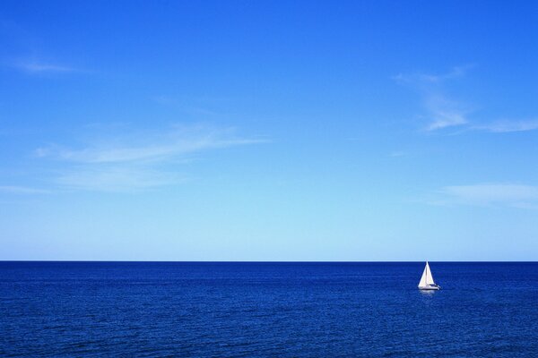 Vela Bianca su sfondo blu mare e cielo