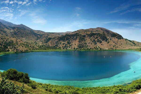 Paisaje naturaleza montañas lago