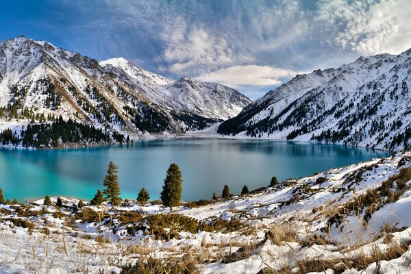 Зимнее озеро в горах. Природная красота
