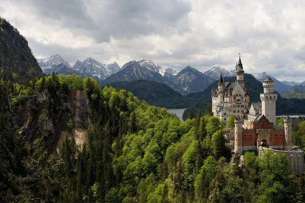 Niemcy. Wieże zamku Neuschwanstein na tle gór