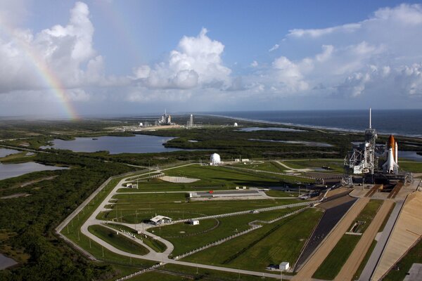 Cosmodrome fusée route ciel arc-en-ciel