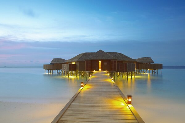 Casa con puente en la playa