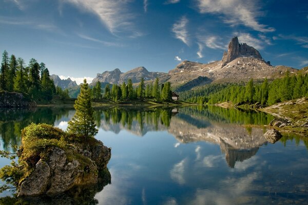 Una isla en Italia con un lago y montañas