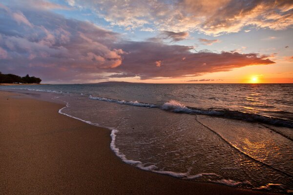 Strand am Meer bei Sonnenuntergang