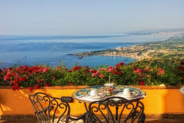 Eine Terrasse mit Blumen an der Küste Italiens