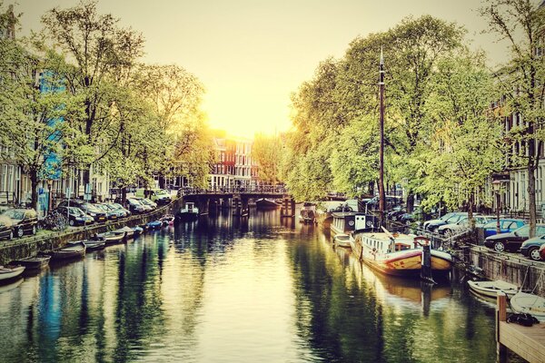 Canal en Amsterdam antes del amanecer, una mañana desierta en Amsterdam