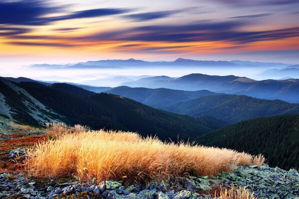 Hermosa vista de la montaña al atardecer