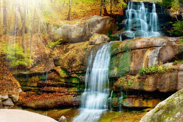 Silberner Wasserfall bei Sonnenschein