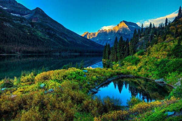 Belle image de la montagne et de la rivière