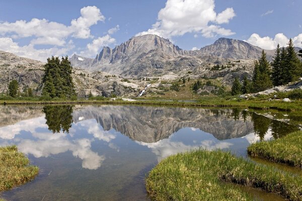 El reflejo de las montañas en el lago más puro