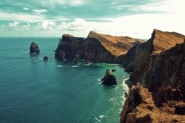 Rocas y mar tranquilo