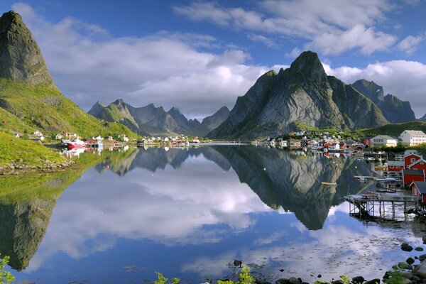 Montañas noruegas lago