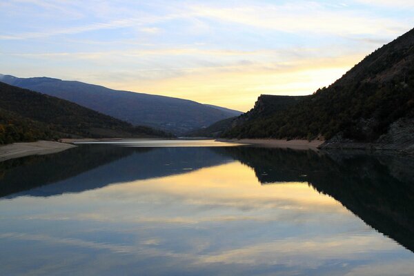 Der Himmel und die Berge spiegeln sich im See wider