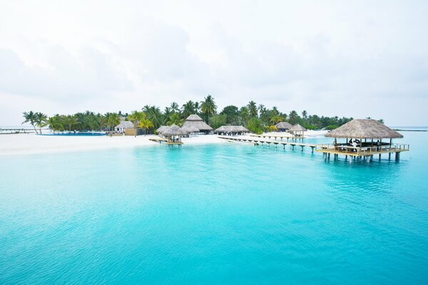 Eine Insel mit weißem Sand auf blauem Wasser. Urlaub und Reisen