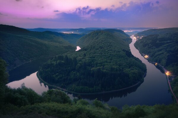 Romantische abendliche Sommerlandschaft