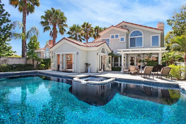 A gorgeous pool on the background of the white house