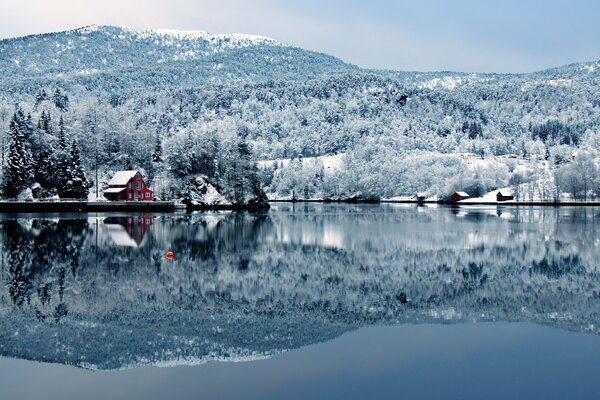 Casa solitaria in montagna nella neve