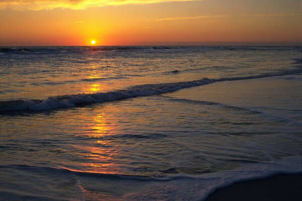 Sonnenuntergang am Strand am Meer