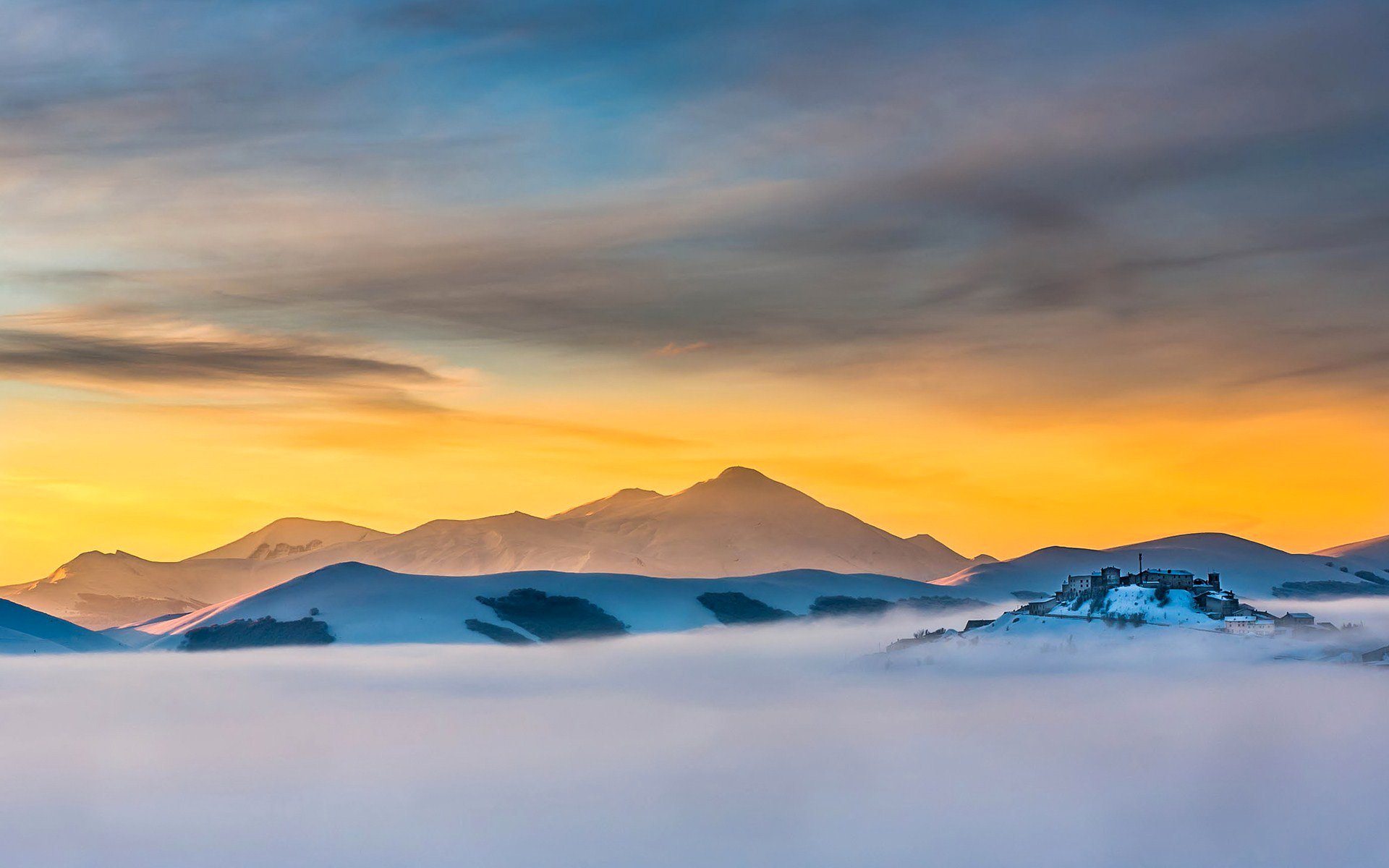 ciel nuages aube matin montagnes neige maisons village