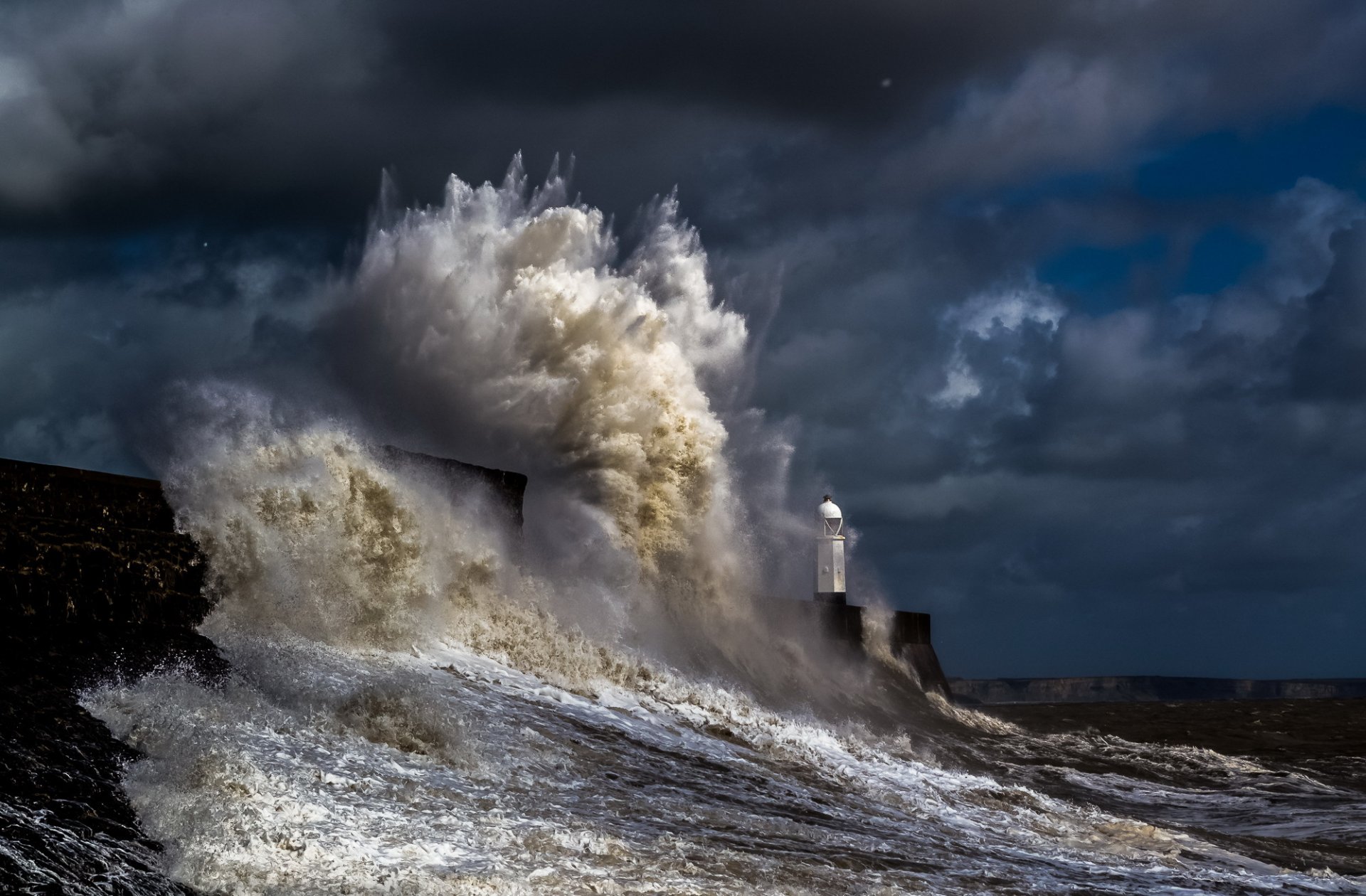 mare faro onda