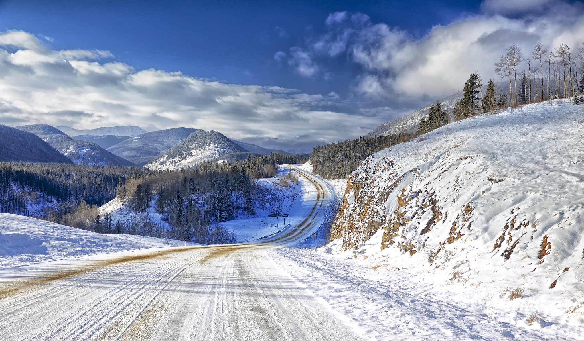 ciel nuages montagnes route neige hiver arbres nature