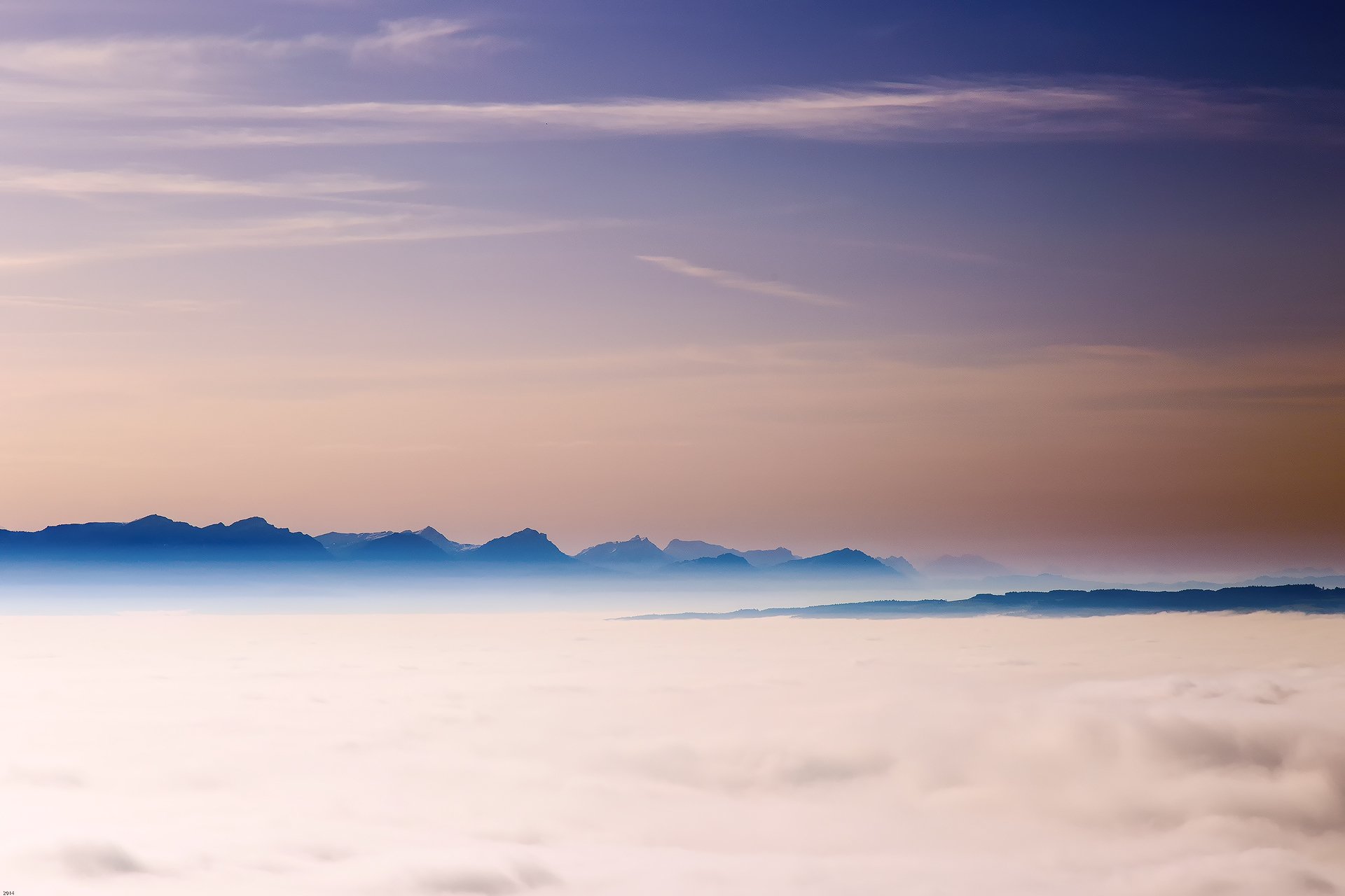 svizzera alpi montagne cielo nuvole nebbia sera