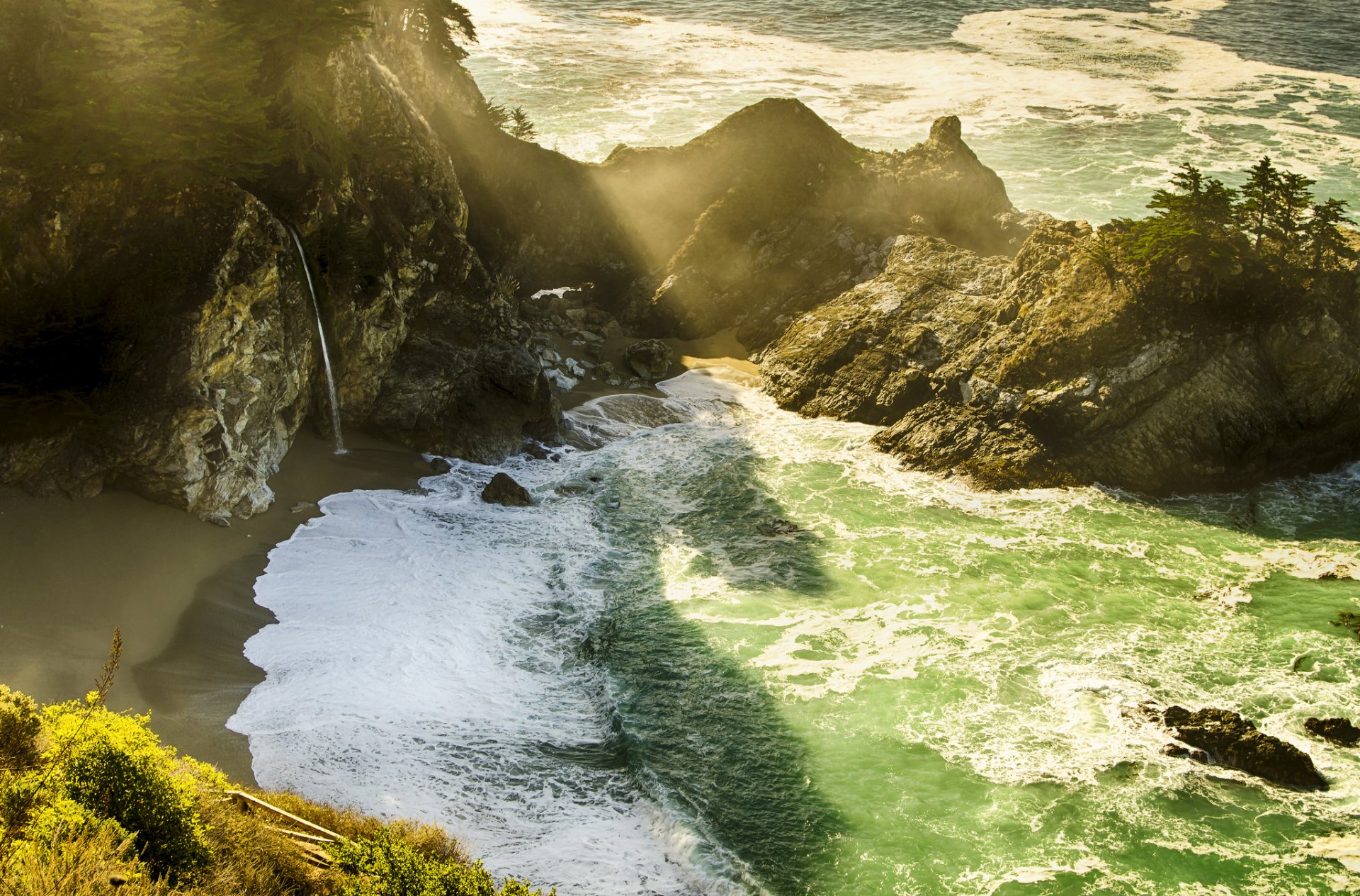 contea di monterey california isa mcway falls cascata spiaggia rocce luce raggi