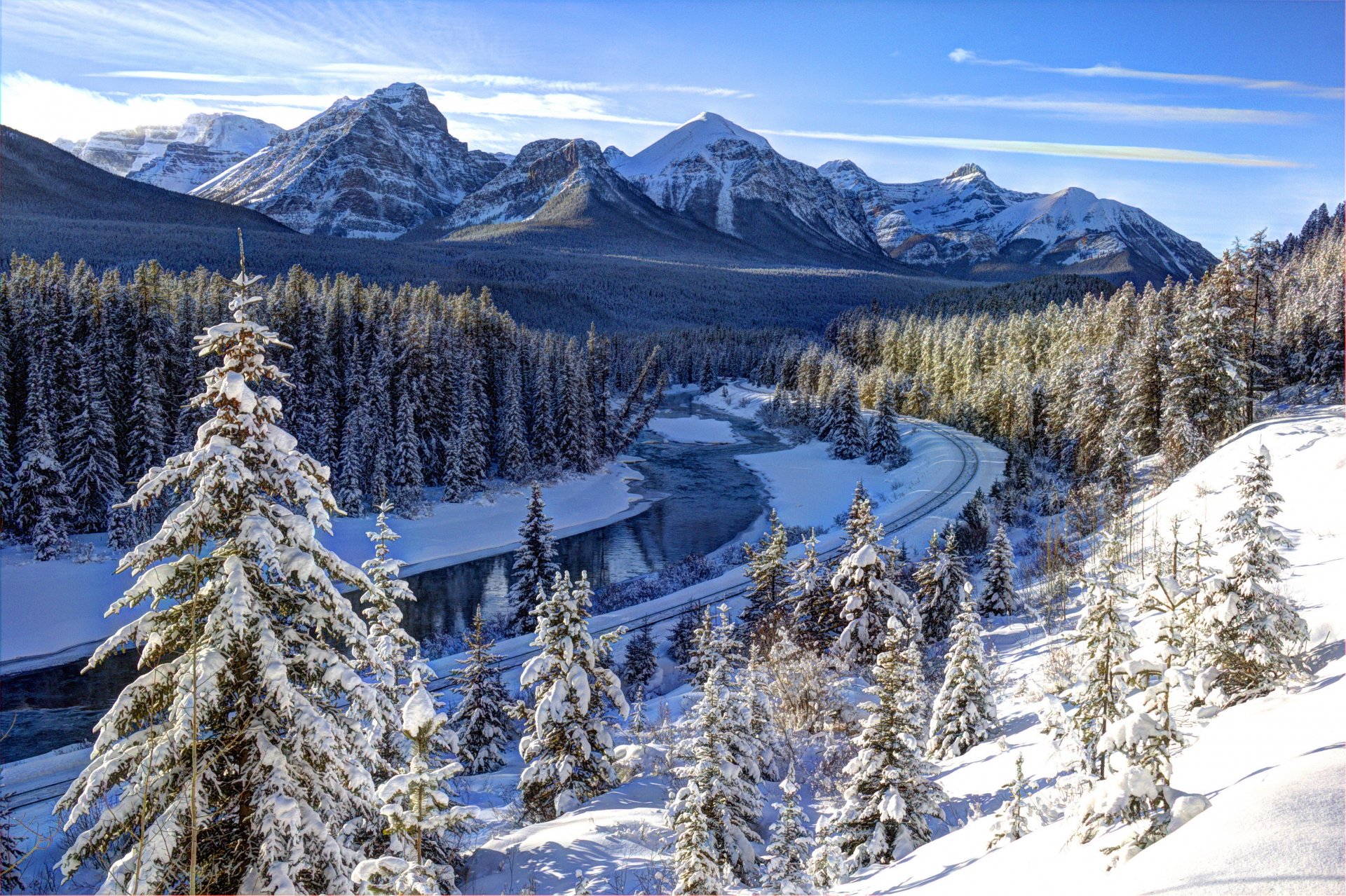 kanada banff national park bow river fluss berge wald bäume schnee sonne winter eisenbahn